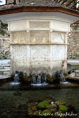 Η μοναδική επίπλευρη κρήνη της Μακρινίτσας "τα Λιοντάρια", διακοσμημένη με πλούσια λιθανάγλυφα