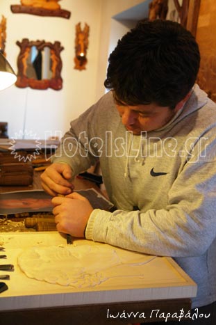 Στο εργαστήριο ξυλογλυπτικής του Αγγελου Πατσιατζή στην Ελάτη