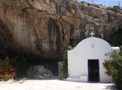 Το εκκλησάκι του 18ου αιώνα, δίπλα από την είσοδο του σπηλαίου, ο Αϊ-Γιάννης ο Σπηλιωτής