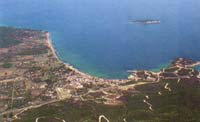Η χερσόνησος των αρχαίων Σταγείρων με την Ολυμπιάδα αριστερά. Σο βάθος η νησίδα Κάπρος